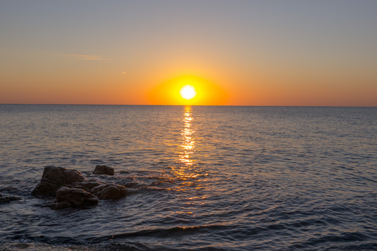 Pourquoi le soleil est-il un symbole si puissant en Méditerranée ?
