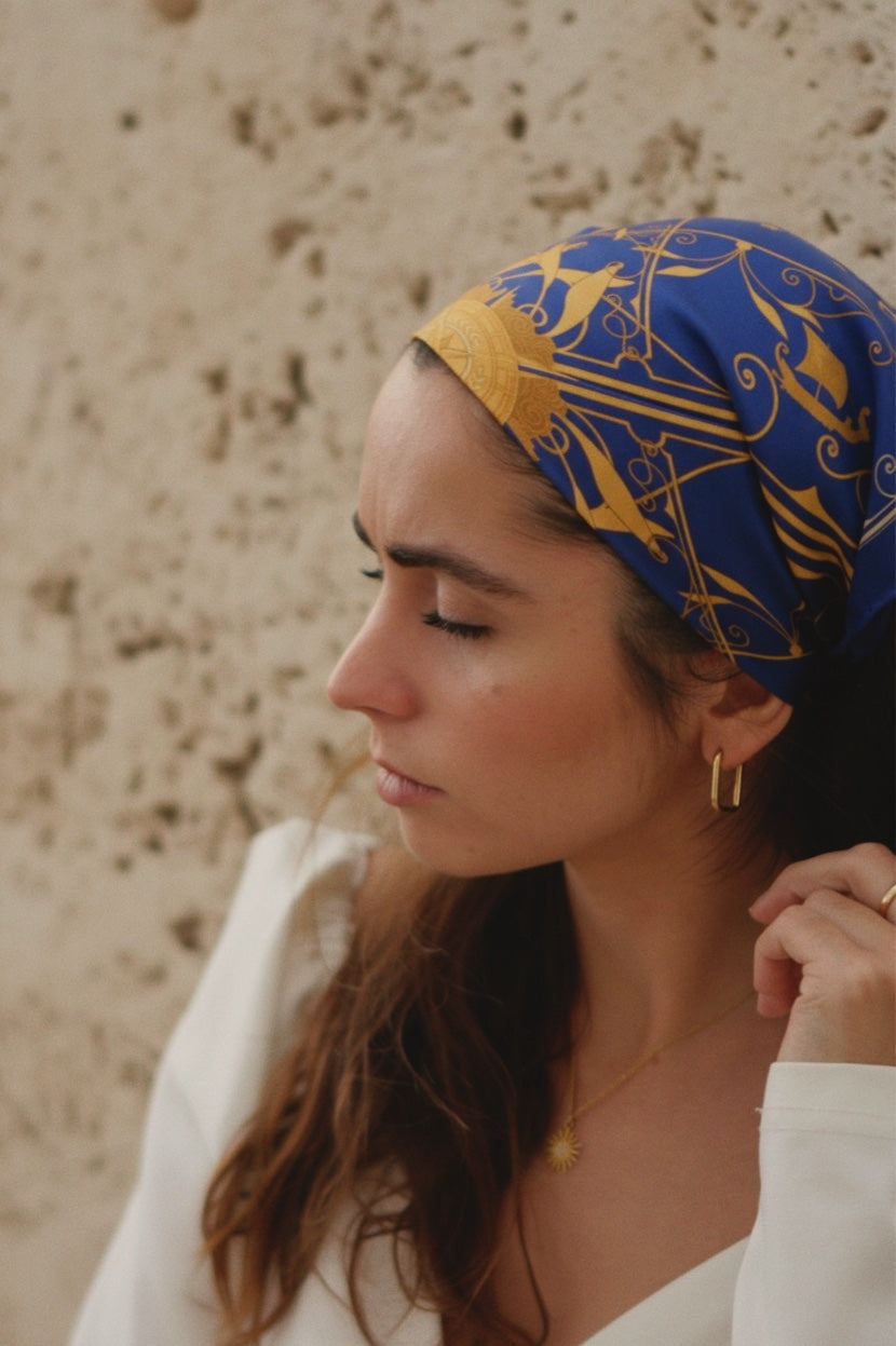 Foulard en soie pour femme noué autour des cheveux, inspiré de l'Antiquité grecque.