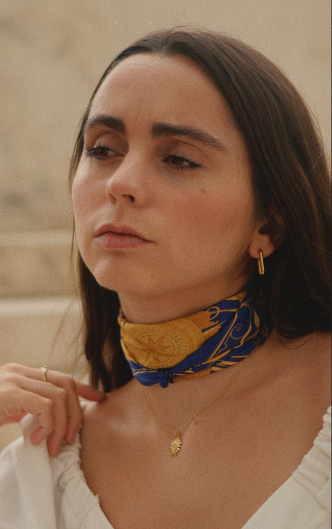 Foulard en soie pour femme noué autour du cou, inspiré de l'Antiquité grecque et de la mythologie, pour les amoureux de la Méditerranée.
