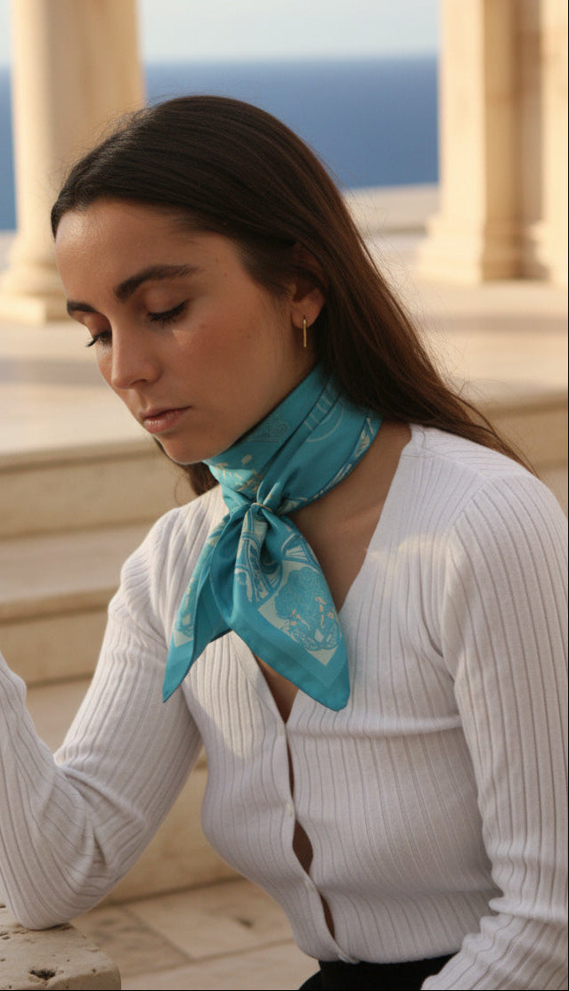 Foulard en soie pour femme porté autour du cou sur le thème des sirènes de l'Antiquité grecque, pour les amoureux de la Méditerranée