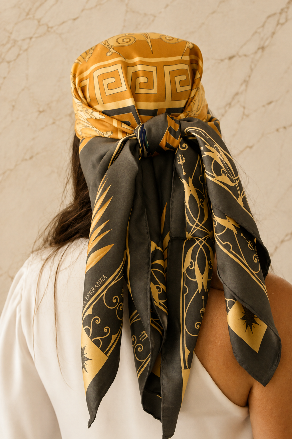 Foulard en soie pour femme porté sur les cheveux en accessoire, inspiré de la mythologie et de l'Antiquité grecque, en édition limitée.