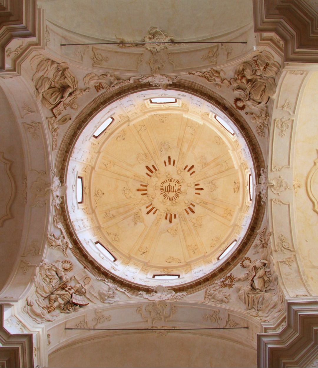 Photographie de la coupole d'une église. 