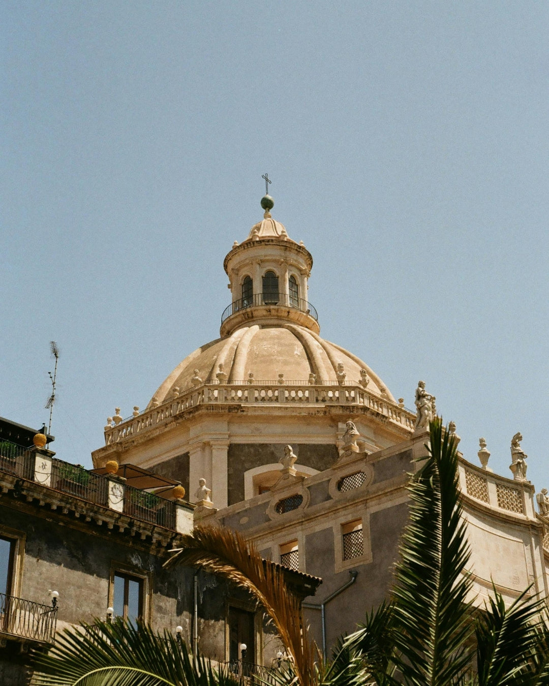 Photographie de la coupole d'une église en Sicile, avec un ciel bleu en arrière plan.