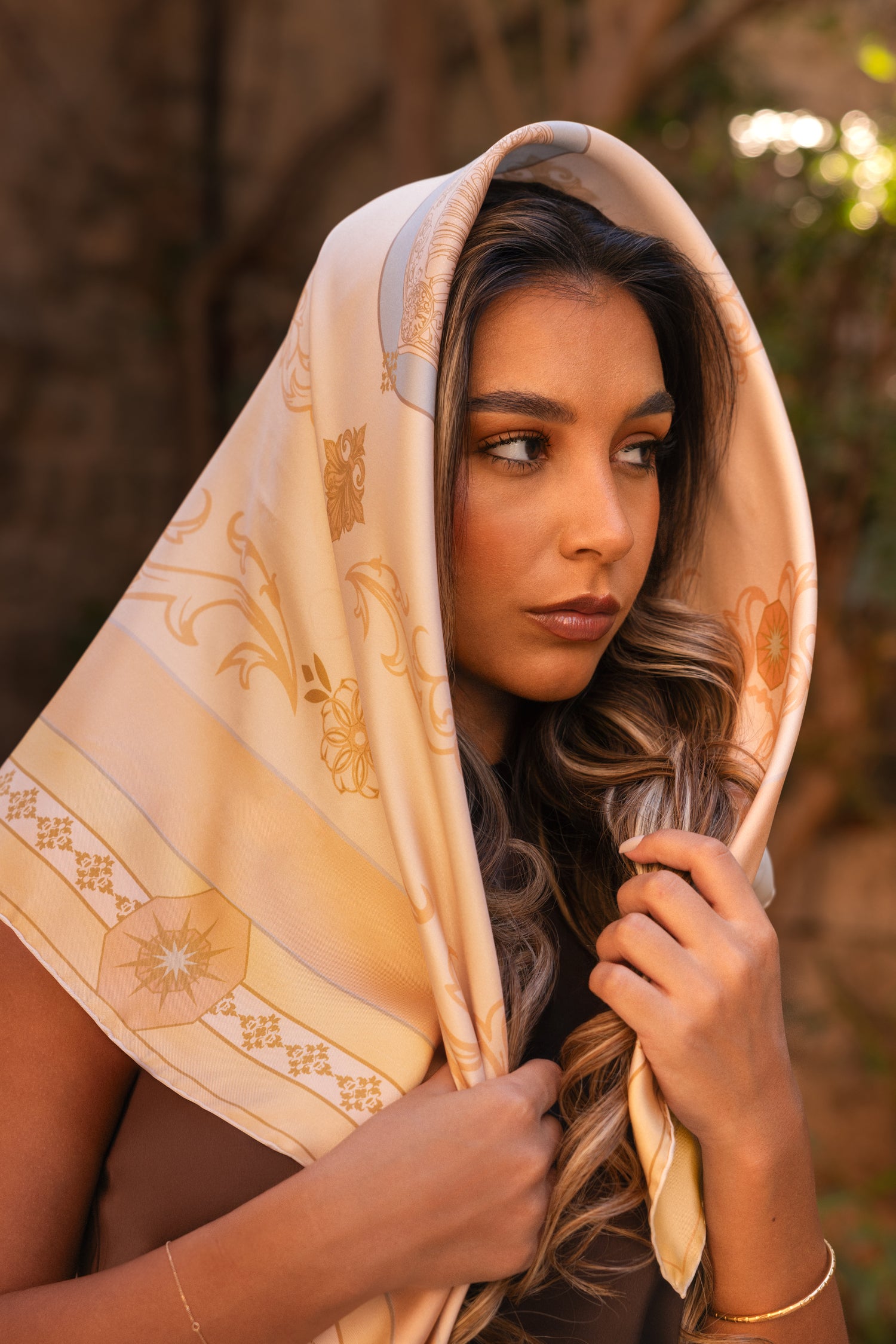 Le foulard Firenze Splendore porté sur la tête