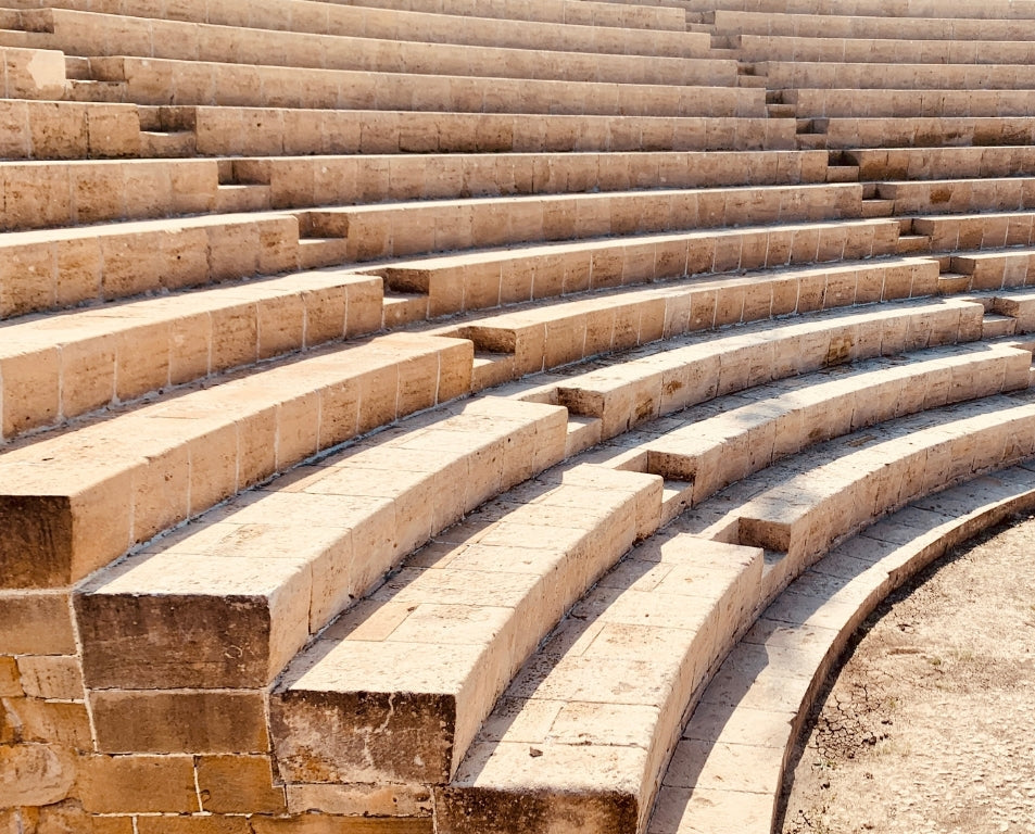 Vue des gradins d'un amphithéâtre grec en Sicile.