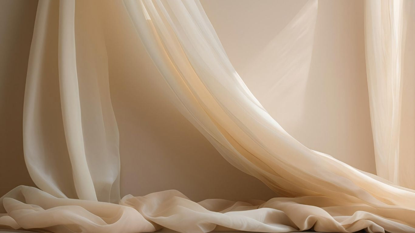 Des draps soyeux sur un fond beige et ivoire pour une impression de douceur et délicatesse.
