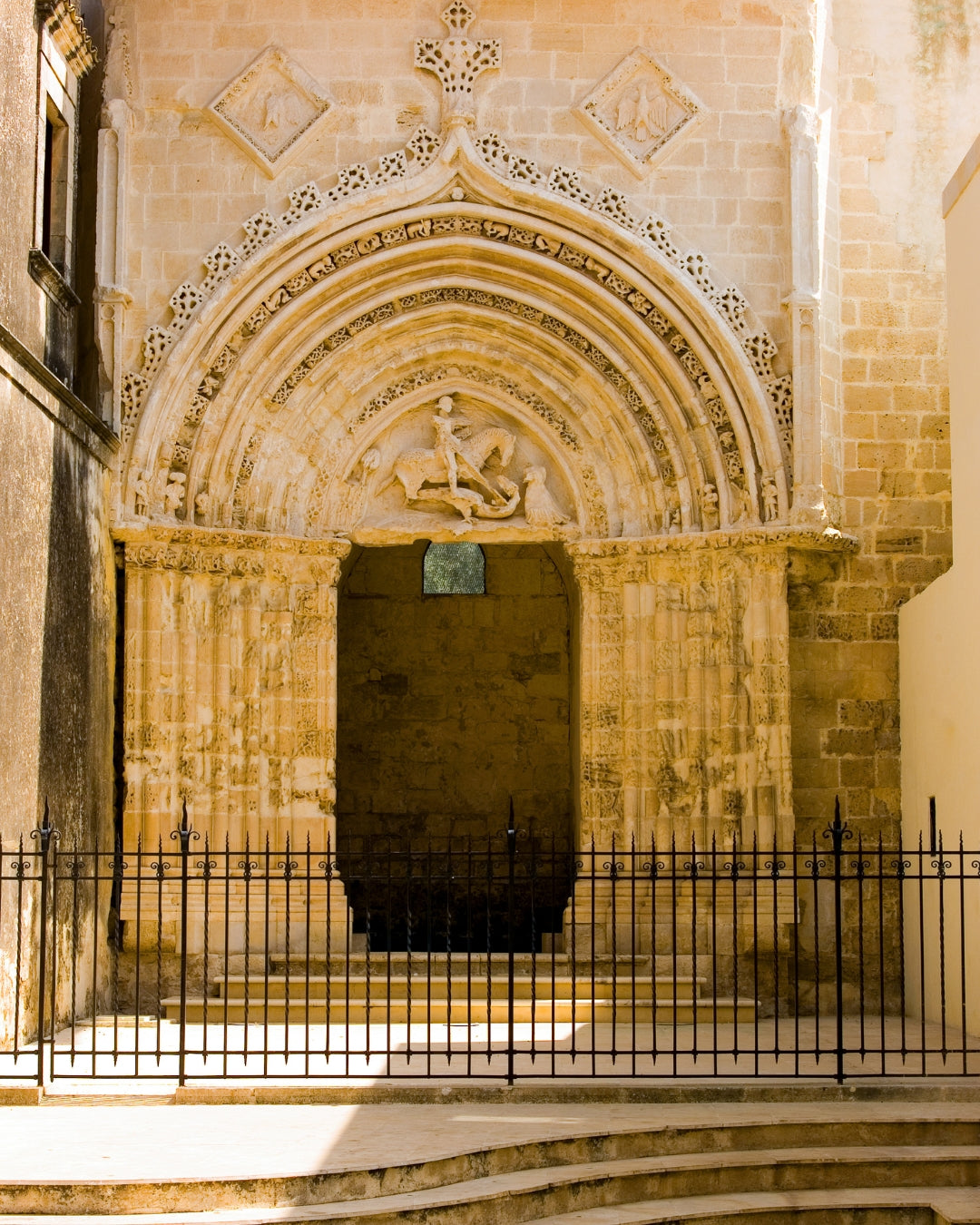 Photographie de la façade d'un monument en Sicile, avec la lumière sur les pierres.
