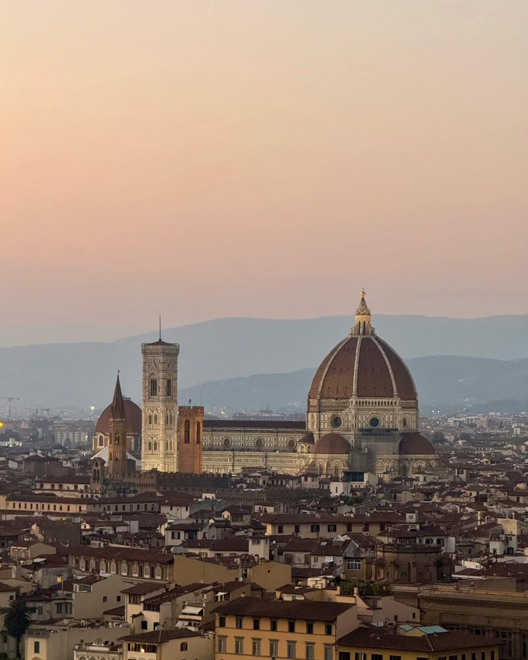 Vue sur la Cathédrale Santa Maria del Fiore, à Florence, en Italie, au coucher du soleil.