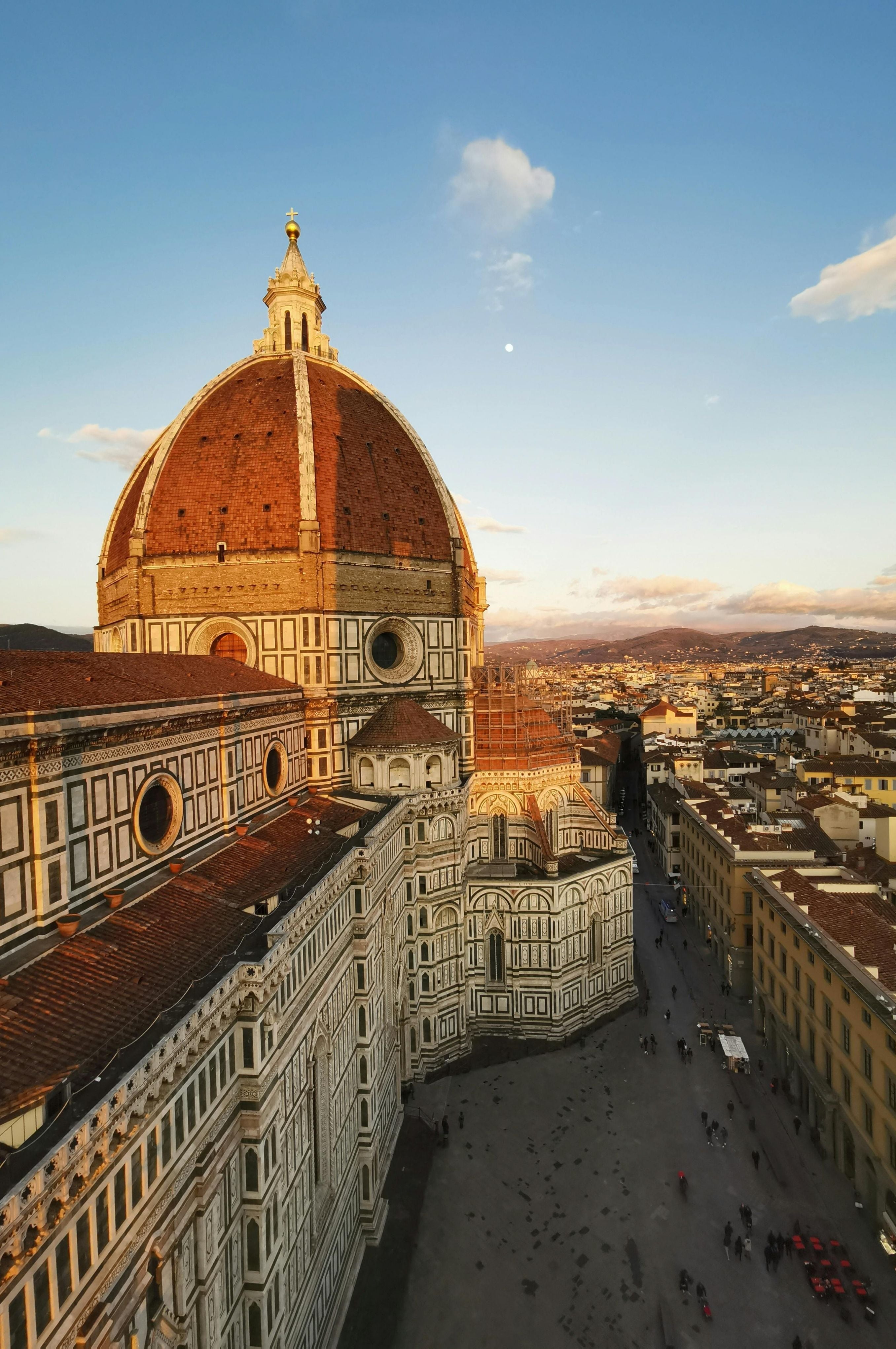 Vue du dôme de la Cathédrale Santa Maria del Fiore, à Florence, en Italie, avec la lumière du coucher du soleil.