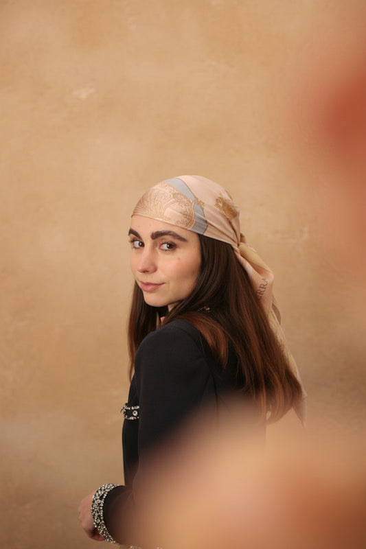 Carré de soie Firenze Splendore 90 x 90 cm porté en bandana, rose poudré, twill roulotté main en édition limitée
