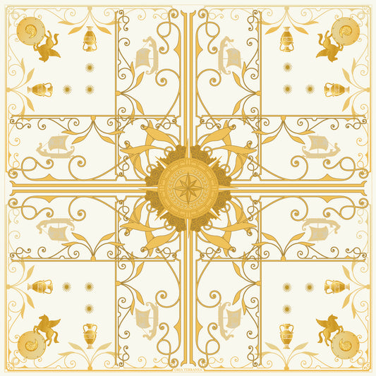 Carré de soie Horizons d’Or version Jour 45 × 45 cm, fabriqué en Italie, à fond ivoire avec une rose des vents centrale, des navires et des amphores dorés.