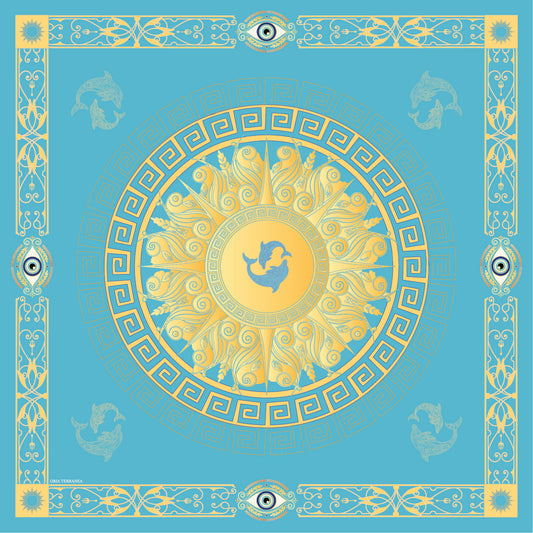 Carré de soie Talismans de l’Égée 55 × 55 cm, fabriqué en Italie, à fond turquoise avec des dauphins, un médaillon doré, des frises grecques et des yeux protecteurs