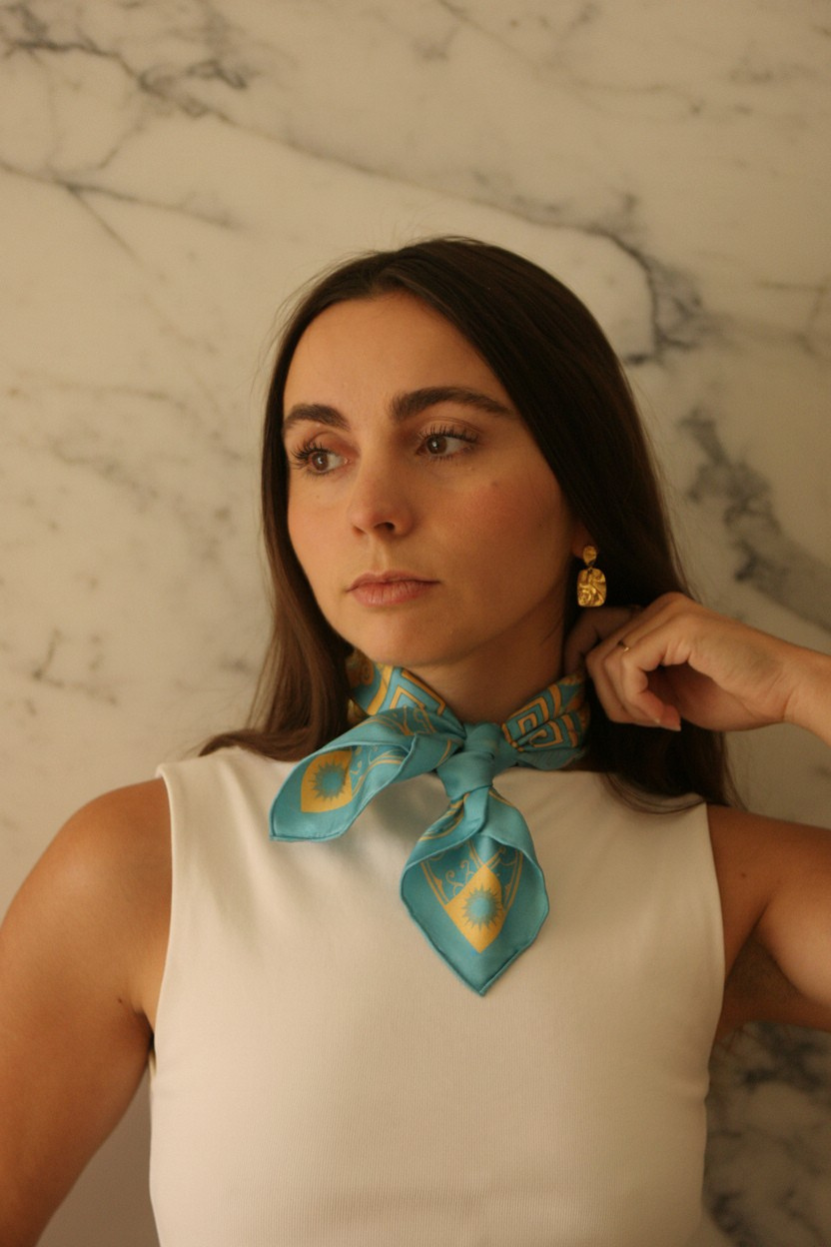 Foulard en soie pour femme, bleu, inspiré de l'Antiquité, porté autour du cou.