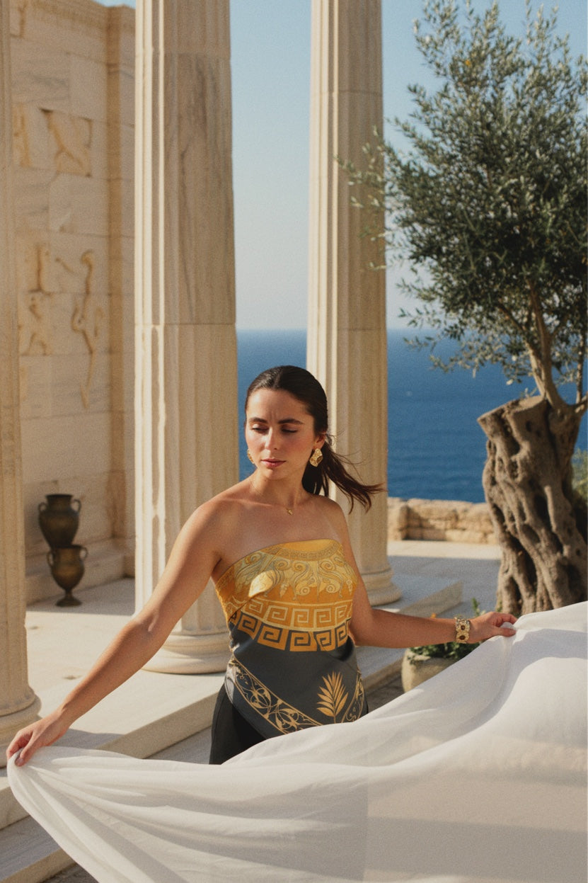 Foulard noir et or porté en bustier, inspiré de la mythologie grecque.