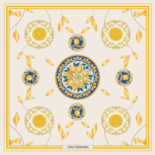 Foulard en soie Capri Eleganza blanc et or à plat : citrons et médaillons évoquant la céramique italienne