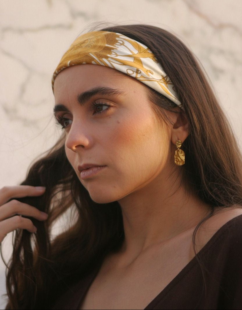 Foulard en soie Horizons d'Or Version Jour blanc et or porté en bandana sur les cheveux