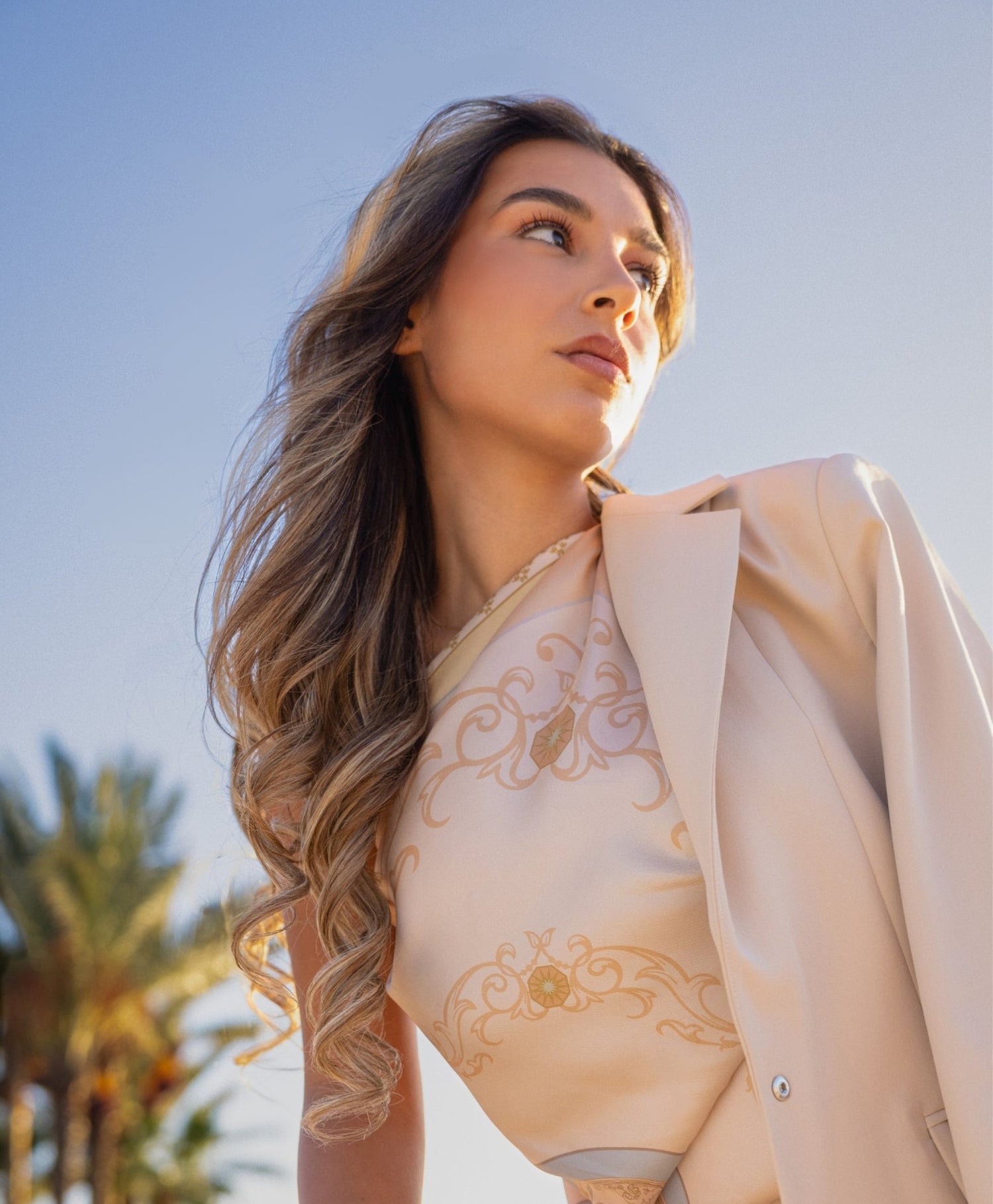 Le foulard Firenze Splendore, porté en-dessous d'un blazer. 