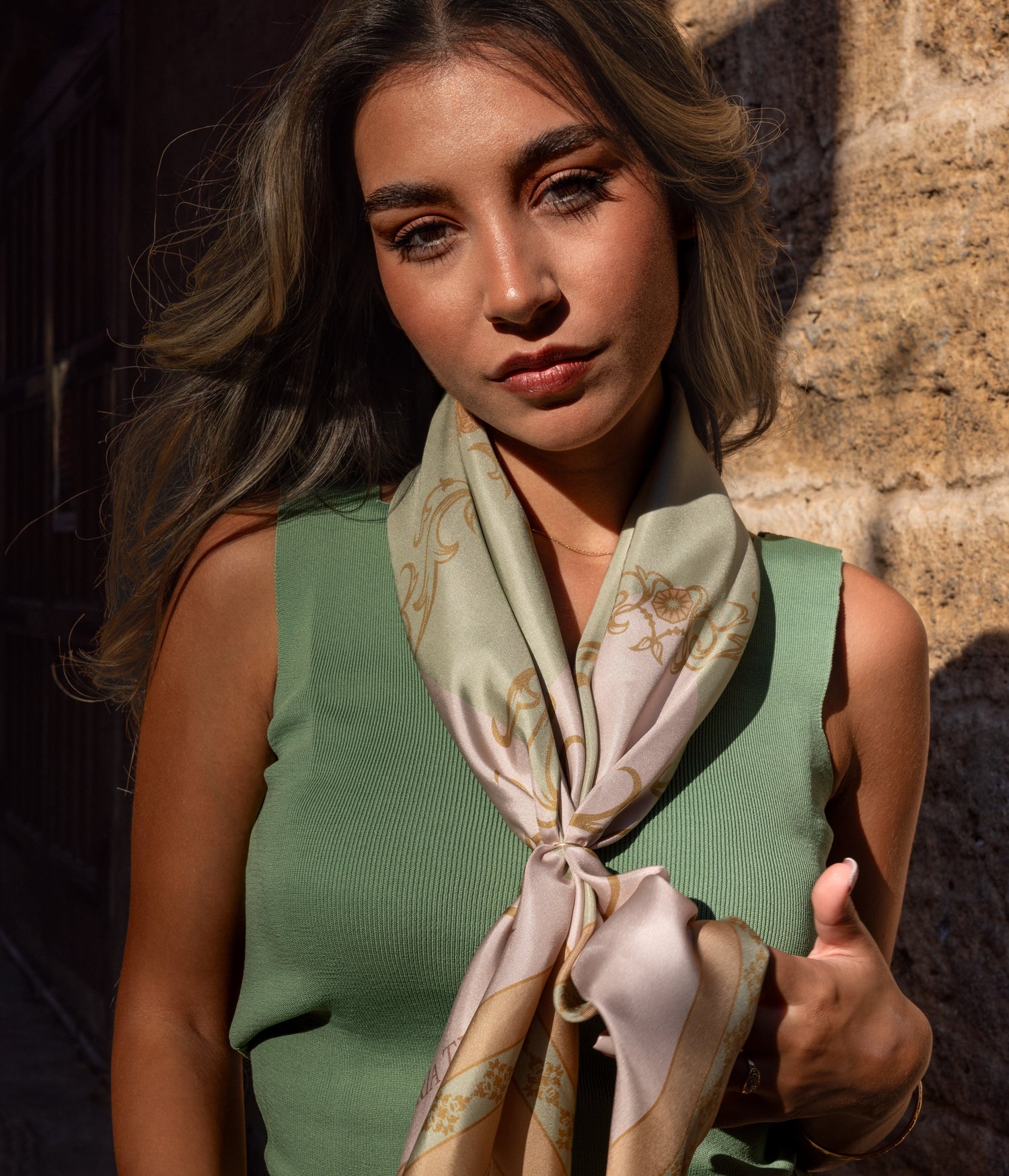 Vue proche du foulard Firenze Splendore, porté autour du cou. 