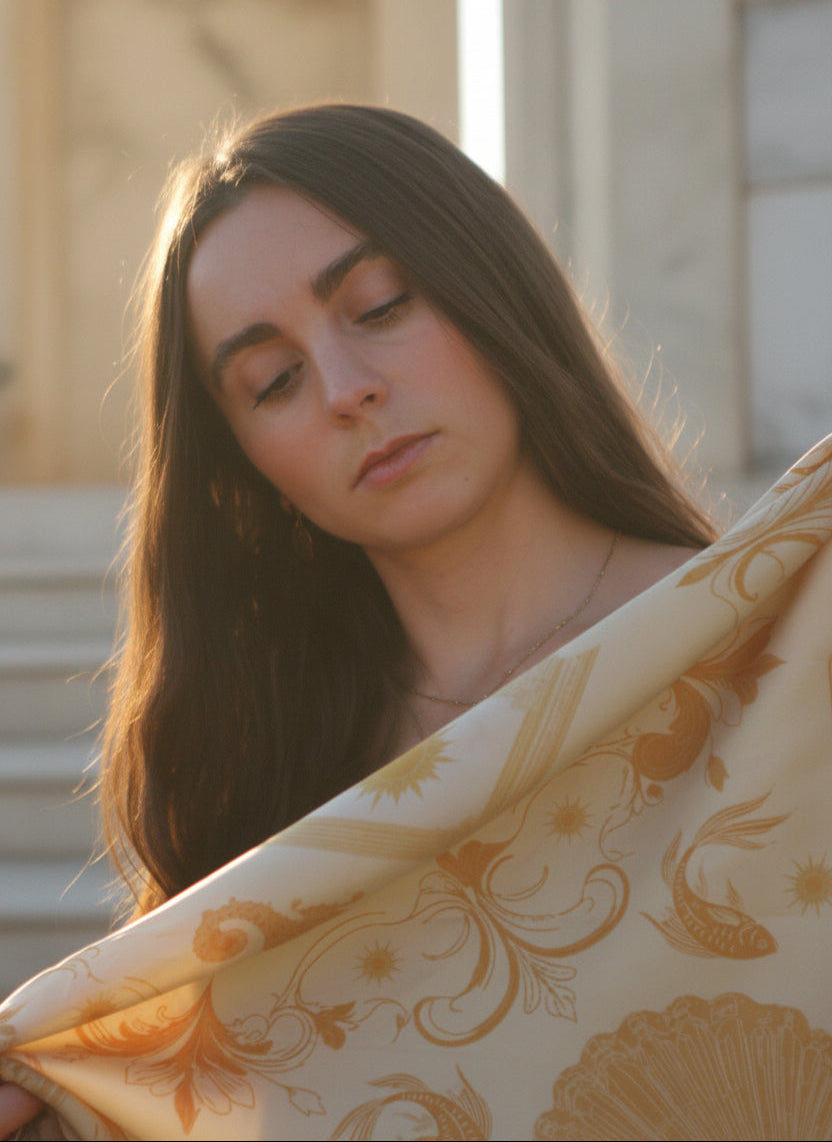 Foulard en soie pour femme avec palette ivoire et or, inspiré de l'Antiquité grecque.