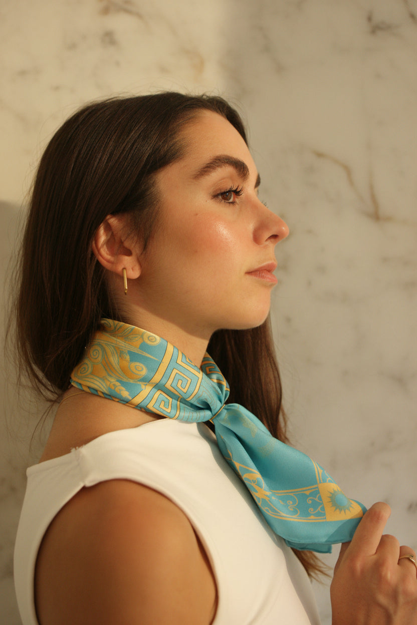Foulard en soie pour femme porté autour du cou, inspiré de l'Antiquité grecque et de la mer, porté comme un talisman