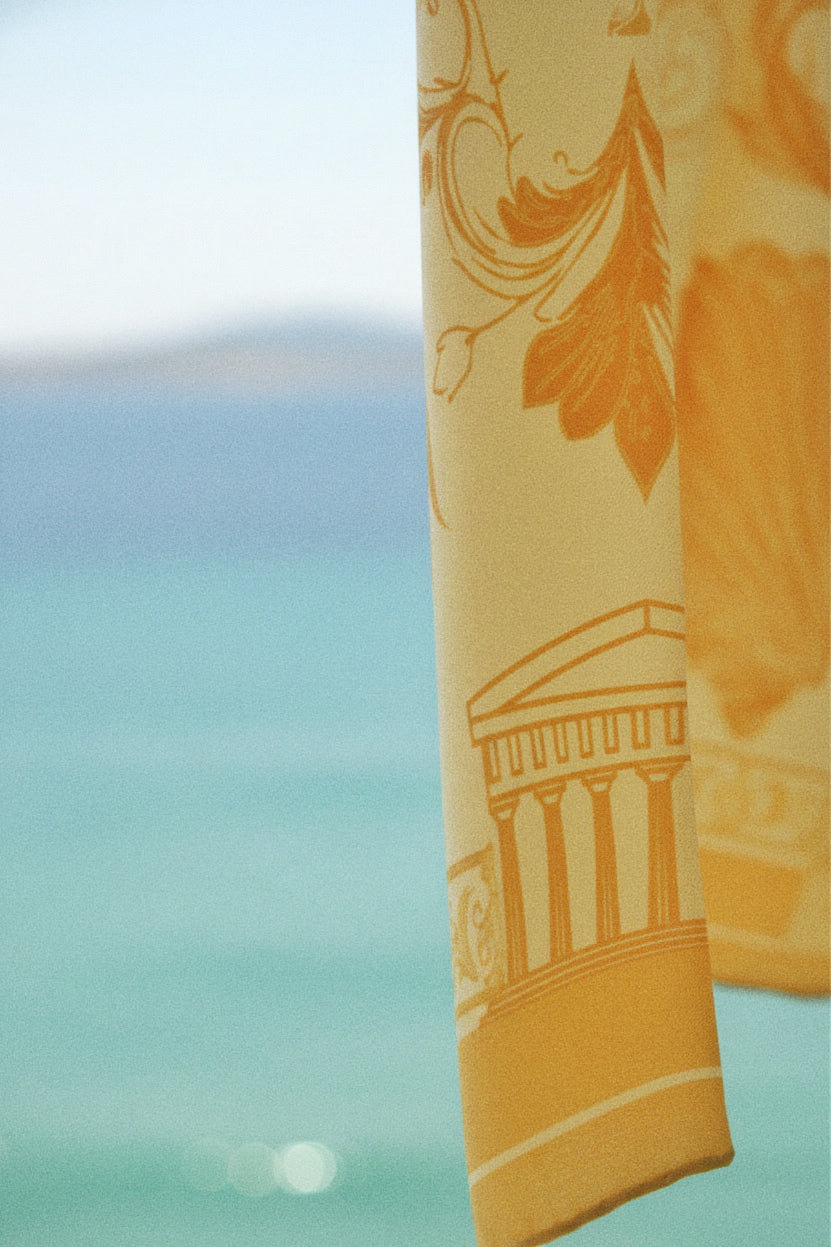 Carré de soie avec un temple grecque antique et la plage en arrière plan.