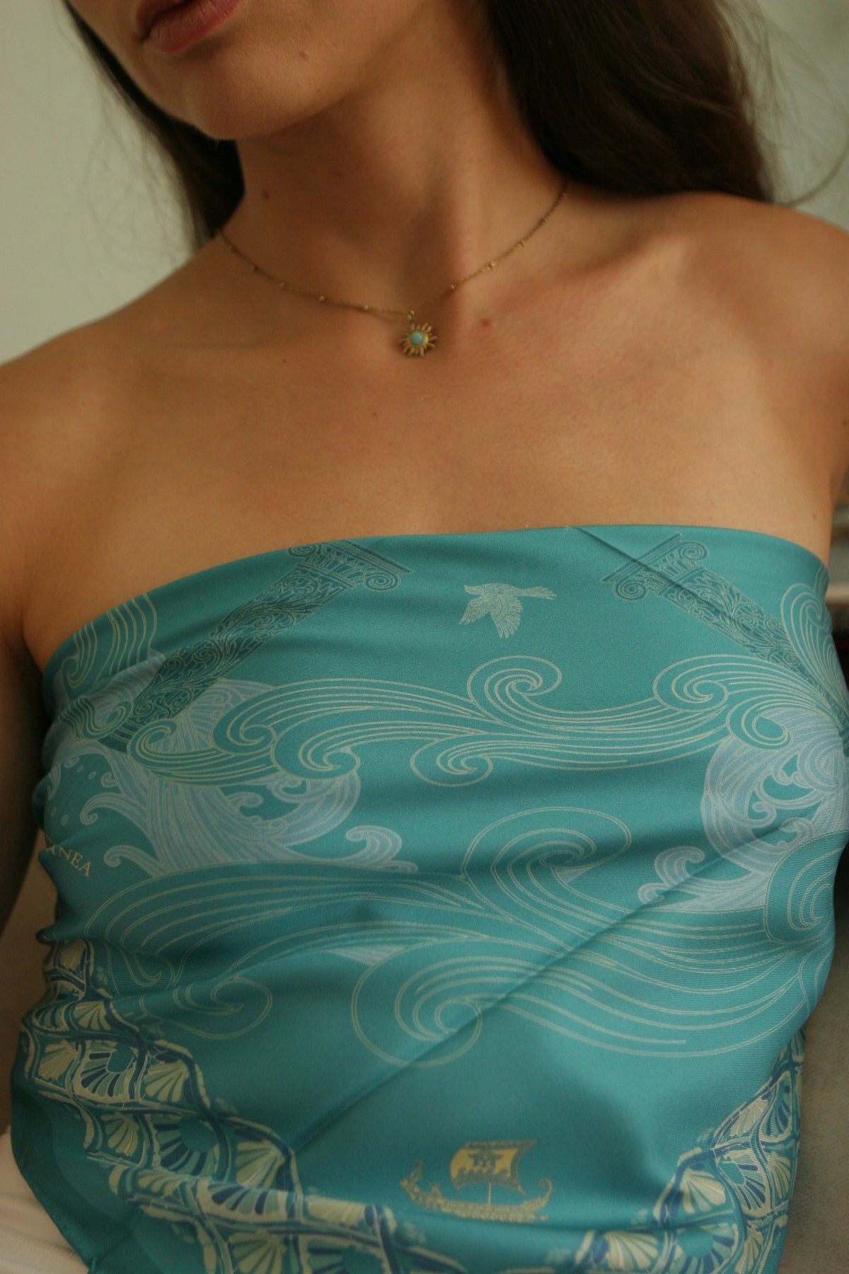 Foulard en soie porté en top, bleu avec des sirènes, inspiré de la mythologie grecque.