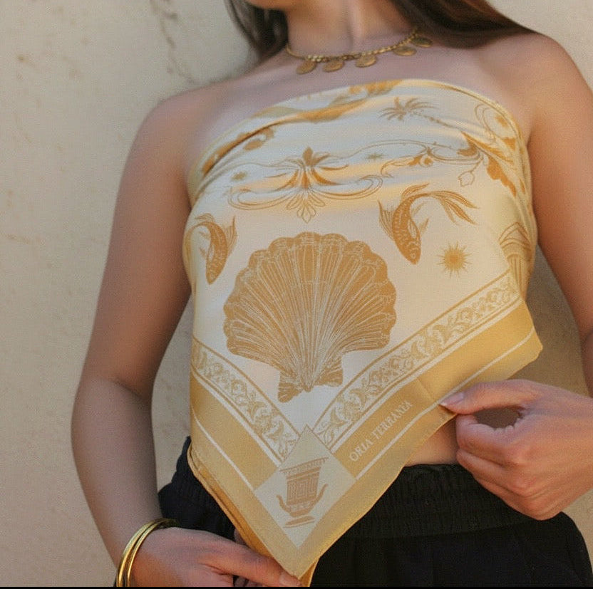 Foulard en soie pour femme port en top.